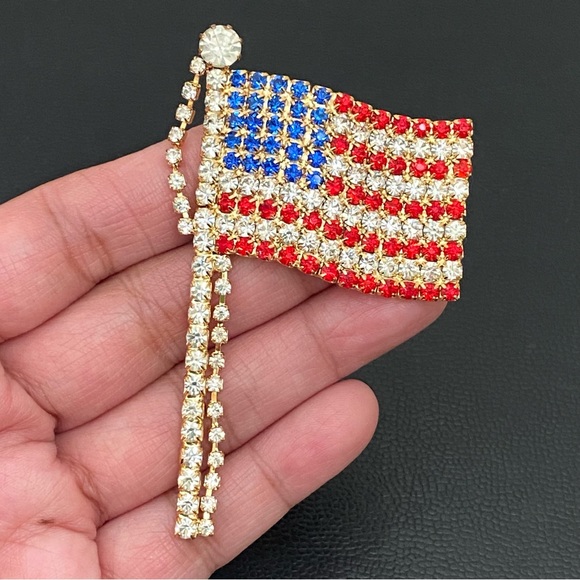 Vintage Unsigned Pave Crystal Rhinestone Patriotic US Flag Pole 3” Brooch 17.5g - Picture 6 of 9